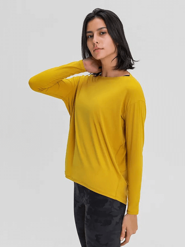 Model wearing yellow solid color long sleeves loose gym top SF1821.